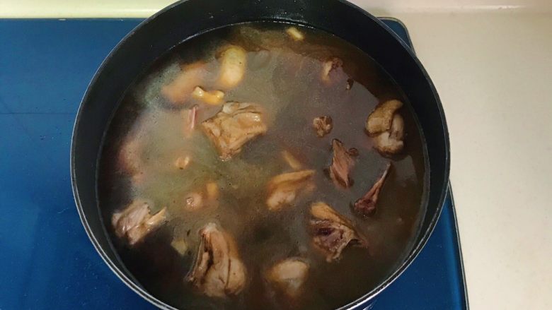 年味大菜+清热养心姜葱生爆鸭,倒入热水,水位以没过鸭肉为准