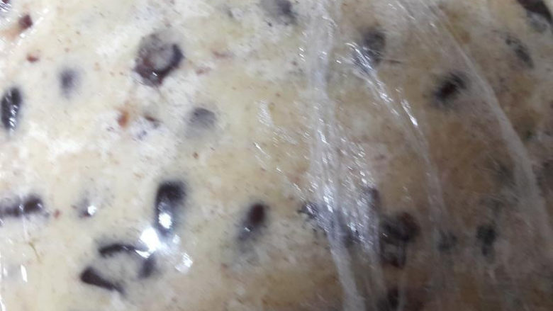 蜜红豆司康—星巴克版,用保鲜膜辅助整形,先将面团压开,折叠两次,增加层次感。