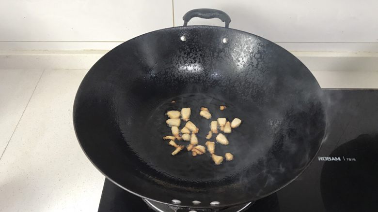 香菇酱拌粉,
另起一口锅,热锅,放入肥肉熬出油