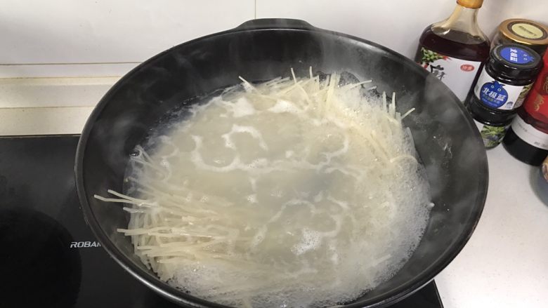 香菇酱拌粉,锅中烧开一锅水,放入米粉小火煮熟