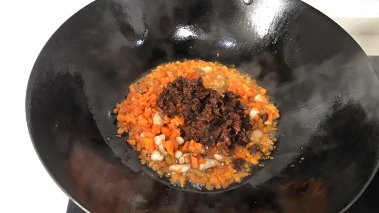 香菇酱拌粉,根据粉数量加入不同数量的香菇酱,我加了三大勺
