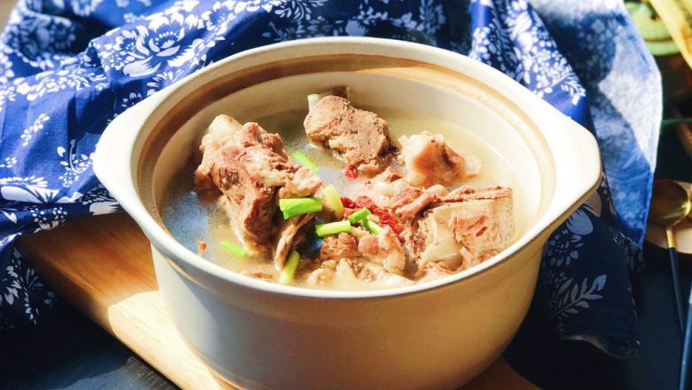 枸杞筒骨煲,肉质鲜嫩、汤汁浓醇、营养丰富……筒骨里的骨髓可千万别丢弃了,那可是好东西😄