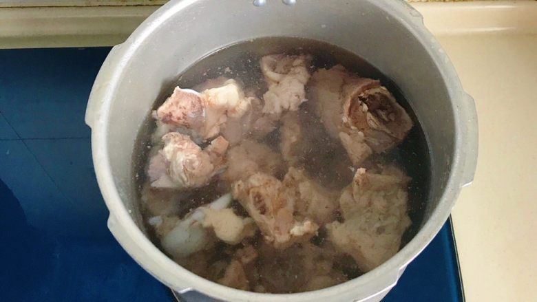 枸杞筒骨煲,重新将洗净的筒骨放入高压锅里,放水,水位以没过骨头为准