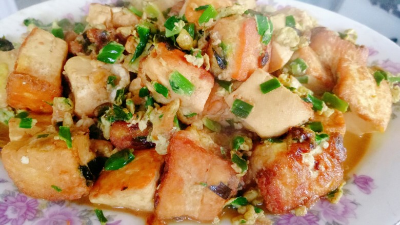 韭菜末鸡蛋煎豆腐,出锅，香喷喷😍