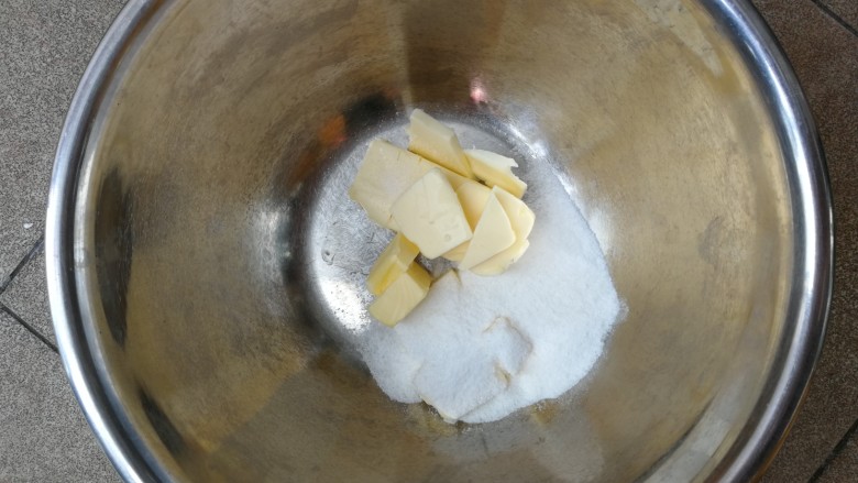 情人节爱心夹心饼干,软化后的黄油加入糖粉和盐,搅打均匀后,用电动打蛋器低速打发