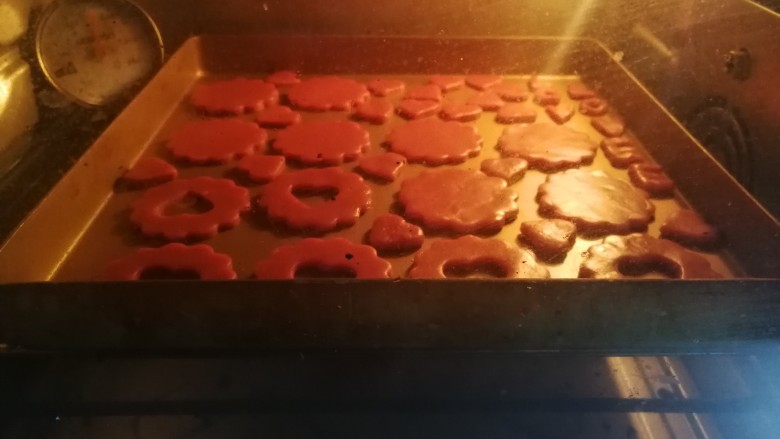 情人节爱心夹心饼干,烤箱180度预热后,送入中层烘烤15分钟左右,小的爱心形状和字母形状的饼干烘烤时间不宜过长,记得中途取出