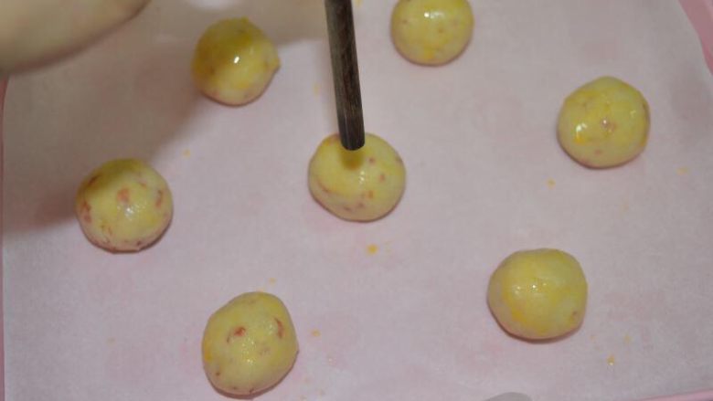 年货-送礼佳品~猪油版玫瑰花酱酥,170度预热烤箱
在饼胚上擦一层蛋液
用筷子粗的一头在饼胚中间戳一个孔