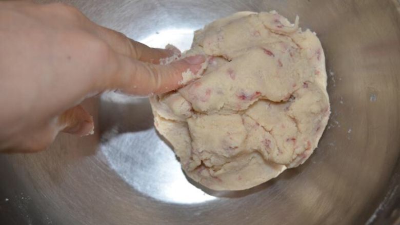 年货-送礼佳品~猪油版玫瑰花酱酥,用手抓捏成团