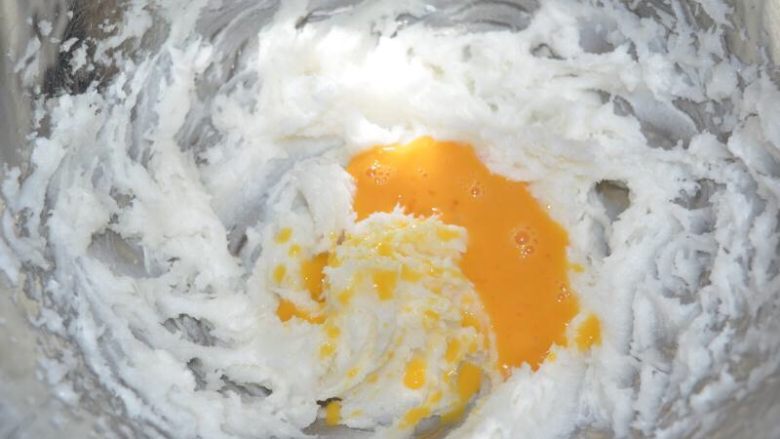 年货-送礼佳品~猪油版玫瑰花酱酥,加入鸡蛋液,打至完全融合