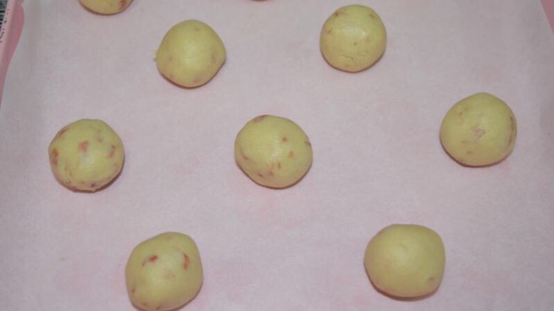 年货-送礼佳品~猪油版玫瑰花酱酥,取23g一个,滚圆
有间隔地排放到烤盘上