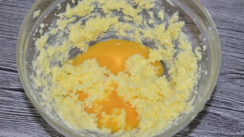 美式可可燕麦巧克力豆脆饼,加入蛋液,打至完全乳化(无油水分离状)