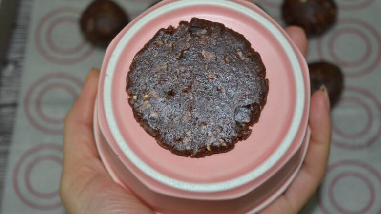 美式可可燕麦巧克力豆脆饼,170度预热烤箱
用布丁碗底把小面团压扁,用手就能取下~