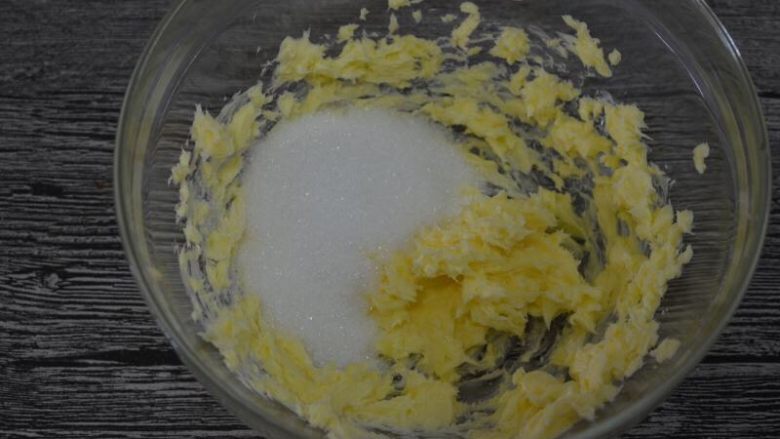 美式可可燕麦巧克力豆脆饼,加入砂糖,打至颜色发白,体积变蓬松
