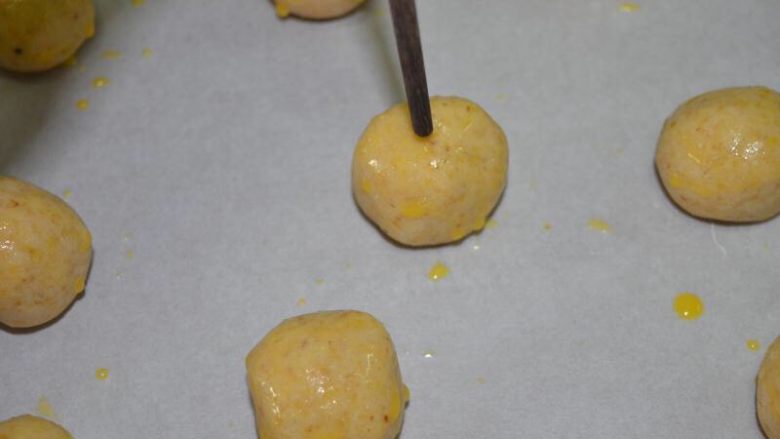 年货-送礼佳品~小麦胚芽桃酥,170度预热烤箱
用筷子在饼胚上戳一个孔(这里筷子反了~应该用粗的一头)