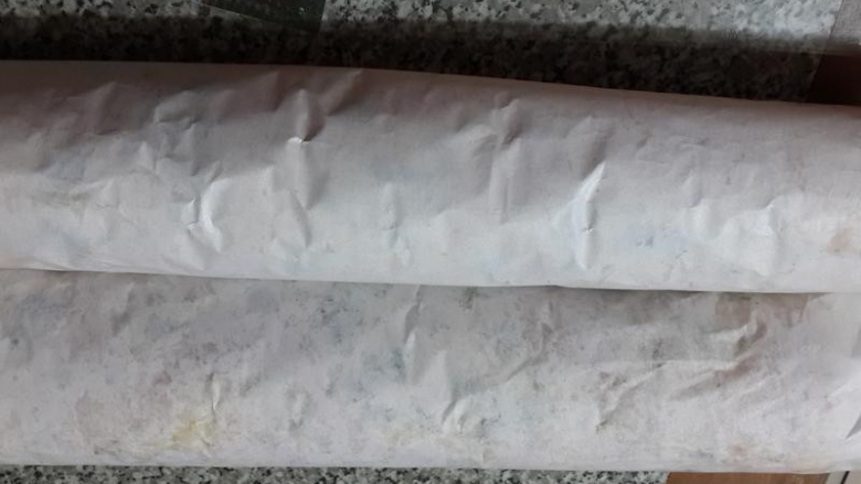 香葱肉松面包卷,用油纸包着一点点的卷起来,放在一边定型至面包凉透。