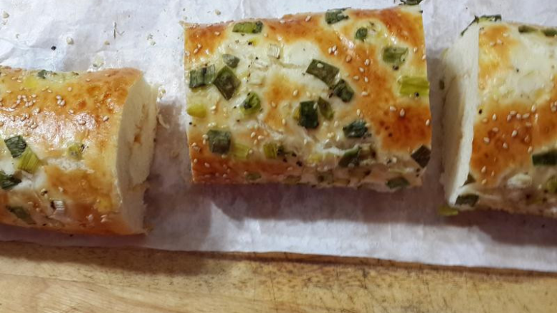 香葱肉松面包卷,将面包切成你喜欢的大小,抹上沙拉酱,再沾上准备好的肉松,