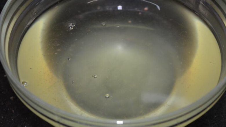 教你如何做出如雪般的猪油膏,因为现在天气冷~猪油离开锅进碗里就开始变色了~