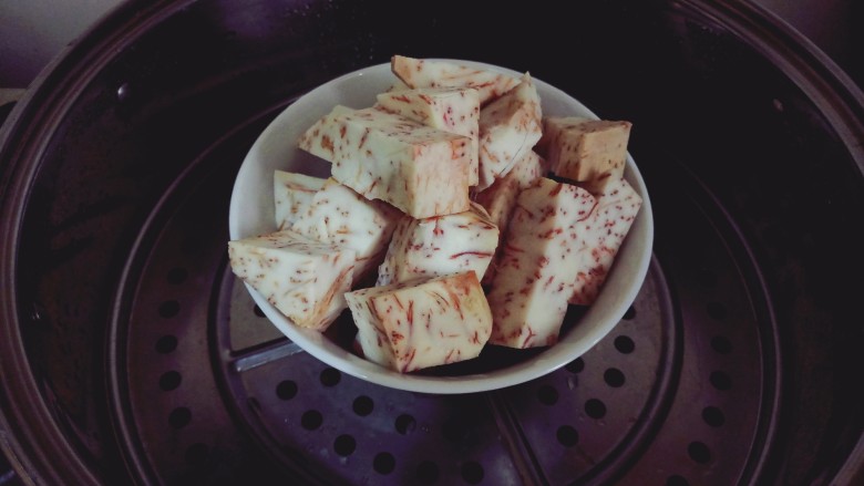 芋泥柿饼,准备芋泥馅料,<a style='color:red;display:inline-block;' href='/shicai/ 2720'>荔浦芋</a>去皮切块冷水上锅蒸25min