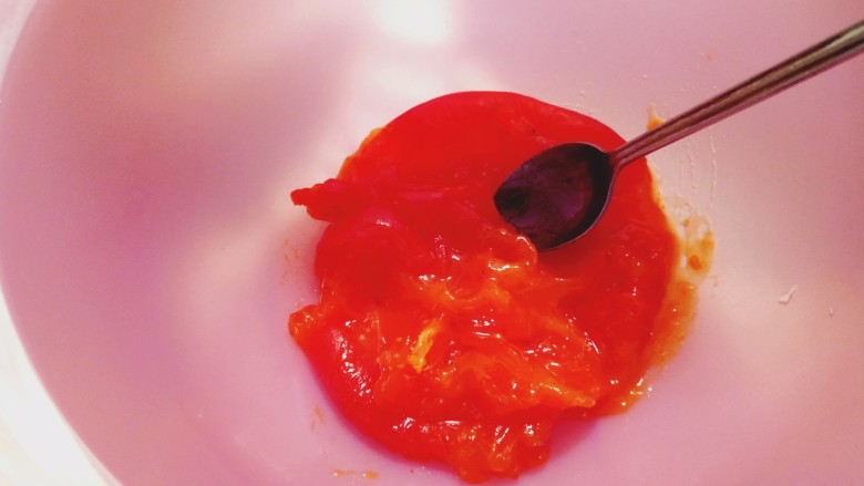 芋泥柿饼,蒸芋头的同时准备柿子饼,挤出<a style='color:red;display:inline-block;' href='/shicai/ 115066'>火晶柿子</a>肉,用勺子压成泥