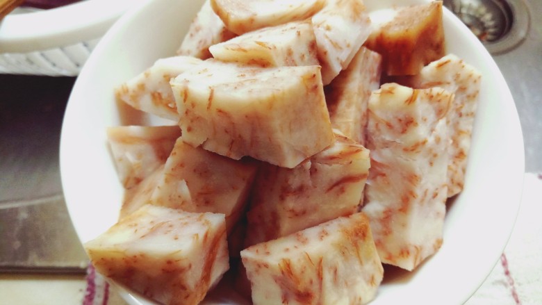 芋泥柿饼,蒸好的芋头,用勺子压成泥
