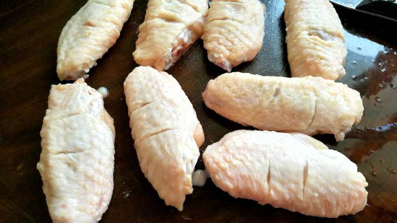 新奥尔良烤鸡翅,<a style='color:red;display:inline-block;' href='/shicai/ 96'>鸡翅</a>洗净，用用刀在<a style='color:red;display:inline-block;' href='/shicai/ 96'>鸡翅</a>正反两面斜划两刀，方便入味。