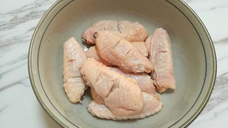 新奥尔良烤鸡翅,处理好的鸡翅放入大碗中。