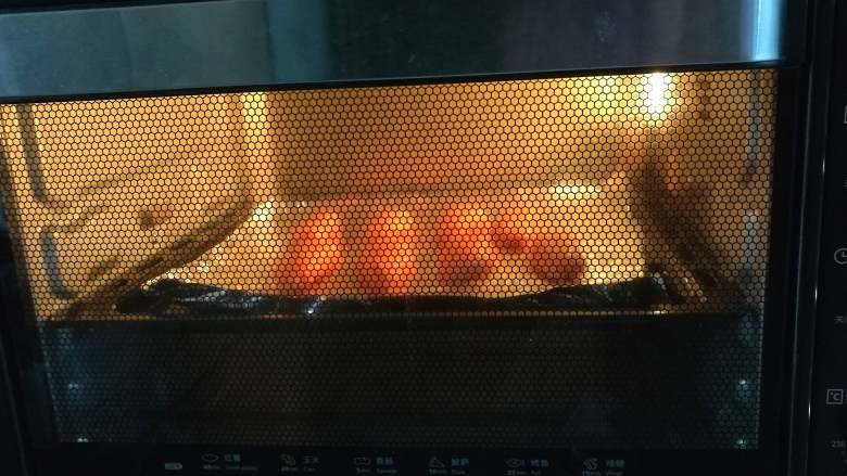 新奥尔良烤鸡翅,放入预热好的烤箱，180度烤10分钟。