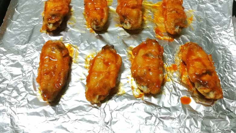 新奥尔良烤鸡翅,取出烤盘，把鸡翅翻个面，刷上剩余的腌制料，再继续烤10分钟。