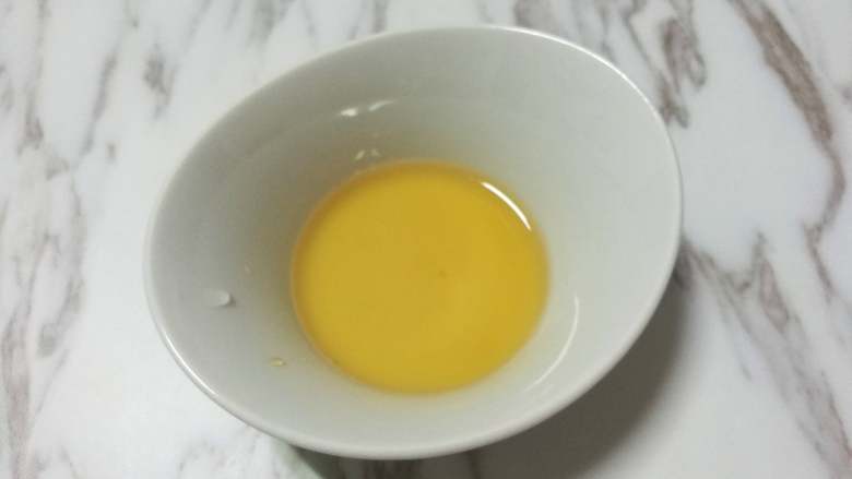 新奥尔良烤鸡翅,7克<a style='color:red;display:inline-block;' href='/shicai/ 865'>蜂蜜</a>兑7克水调匀。