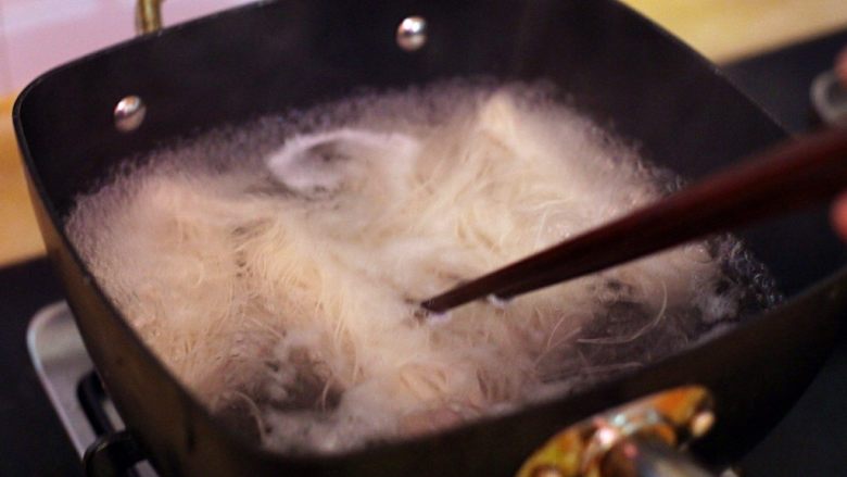 “成长”,倒入面线用筷子搅散,浮起捞出放入盆中。