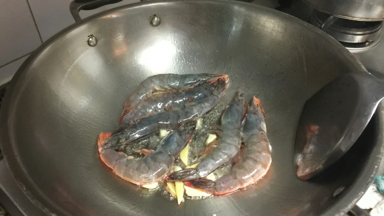 干烧大虾,放入大虾,