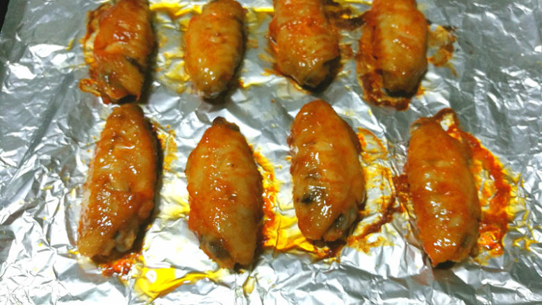 新奥尔良烤鸡翅,最后将鸡翅刷上一层蜂蜜水。