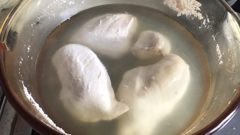 狗年小汪的美味 — 磨牙鸡肉干,冷水下锅,水以盖过鸡胸肉为宜。其他什么都不必加