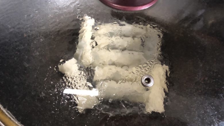 荠菜春卷,加入一点清水,盖上锅盖,中小火焖三五分钟。