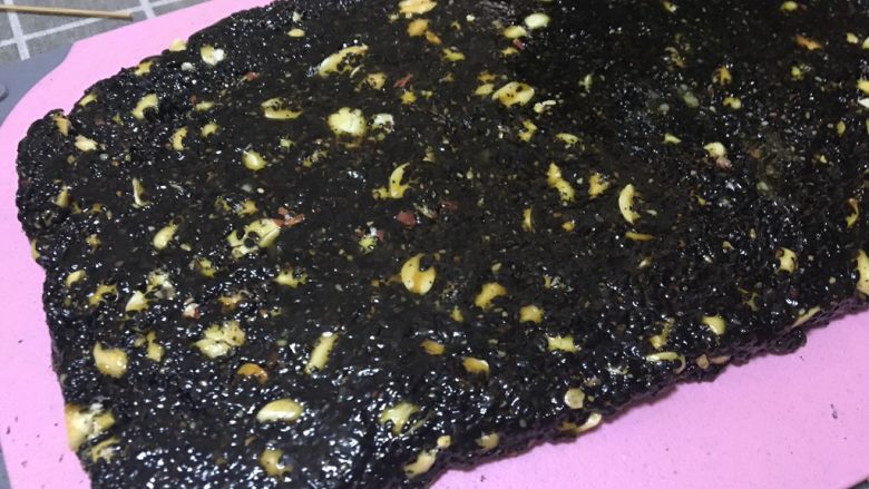 黑芝麻花生糖,拿出来,戴手套整形