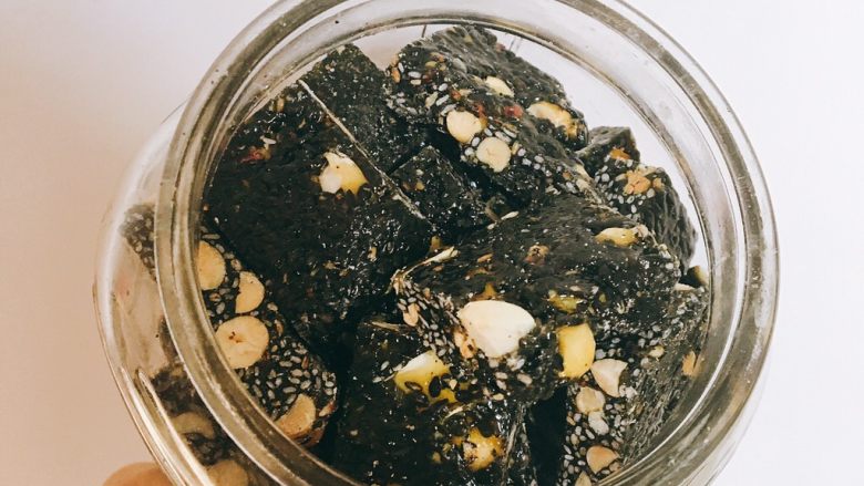 黑芝麻花生糖,放进密封罐里保存,可以吃很久,不会坏