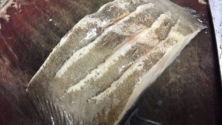我爱鱼鲜系列➕清蒸鸦片鱼,今天这块鸦片鱼比较厚,所以正反两面都用刀斜片几刀
