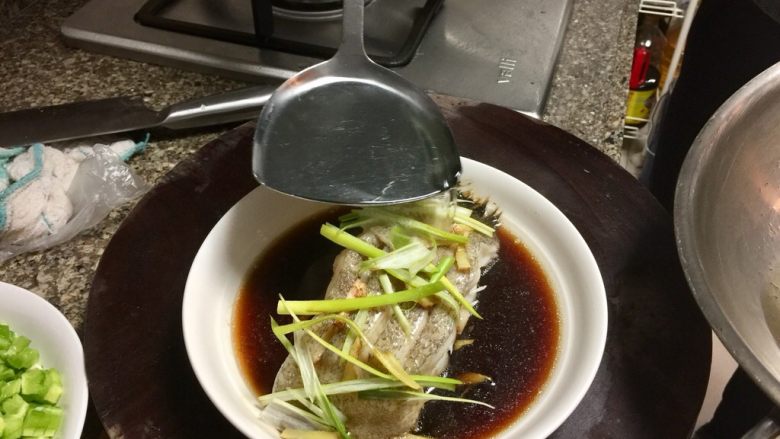 我爱鱼鲜系列➕清蒸鸦片鱼,热锅加去少许食用油,待油八成热,浇在葱丝鸦片鱼上,即可