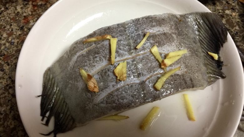 我爱鱼鲜系列➕清蒸鸦片鱼,把鸦片鱼放在盘中姜丝上,鸦片鱼表面再放上一些姜丝