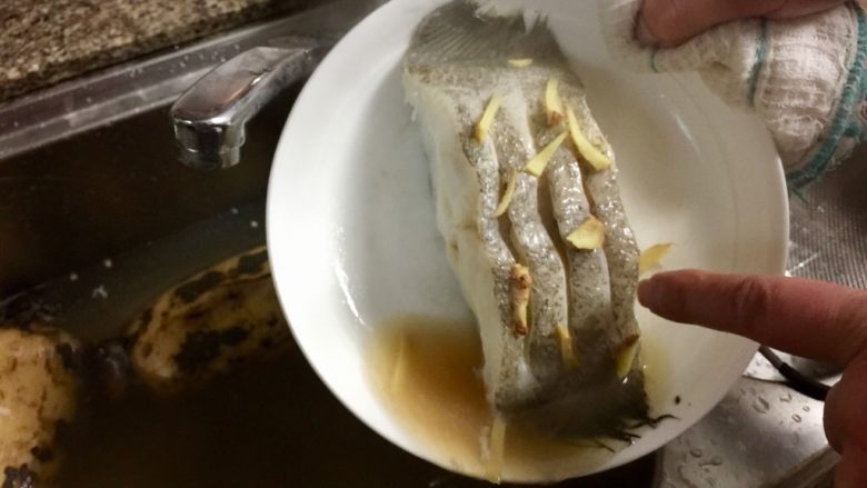我爱鱼鲜系列➕清蒸鸦片鱼,取出鱼,倒去蒸出的汤汁