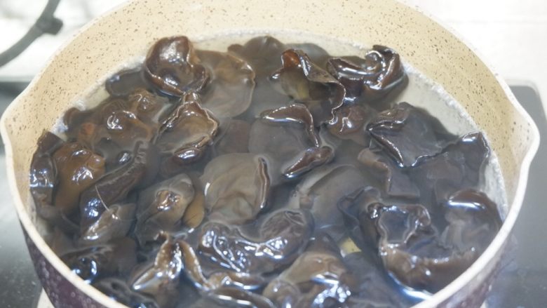 爽脆木耳,大鱼大肉之后你需要这样一道菜,下入木耳焯水1.2分钟