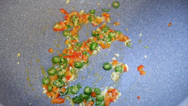 爽脆木耳,大鱼大肉之后你需要这样一道菜,在加入绿红椒炒匀。