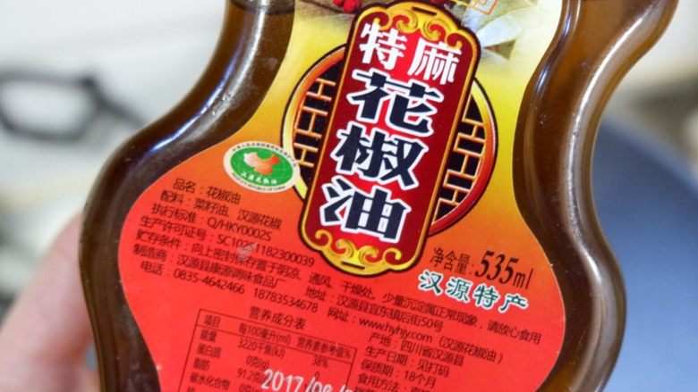 爽脆木耳,大鱼大肉之后你需要这样一道菜,起锅,加入适量<a style='color:red;display:inline-block;' href='/shicai/ 748'>花椒油</a>。