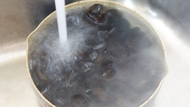 爽脆木耳,大鱼大肉之后你需要这样一道菜,取出立刻用冷水冲洗