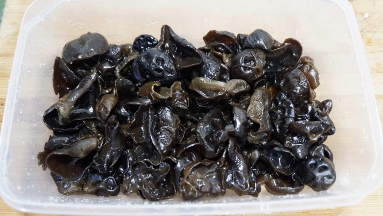 爽脆木耳,大鱼大肉之后你需要这样一道菜,将木耳拌匀备用。
