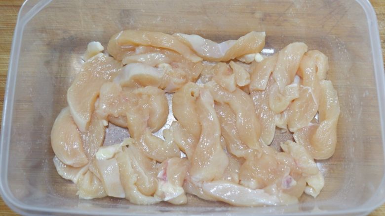 糖醋鸡柳,用手抓匀,静置30分钟