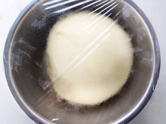 菜肉包子,盖上保鲜膜发酵至两倍大