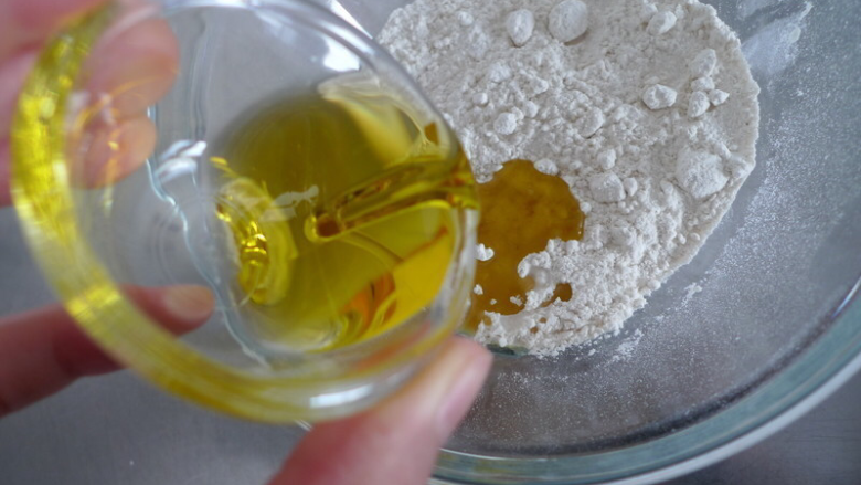 芝麻千层油酥火烧,取一个干净的搅拌盆,倒入粉类、油与盐。