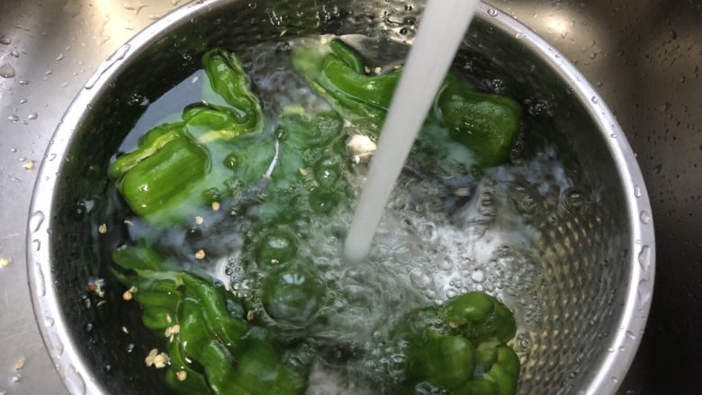 青椒炒蛋,用清水浸泡一会,清洗干净。
