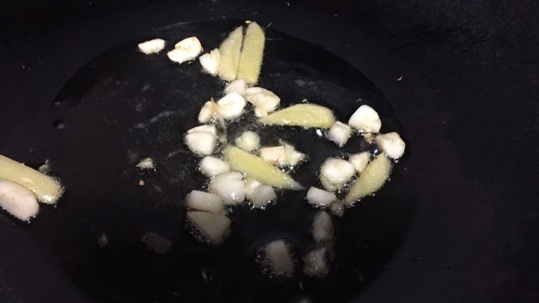 青椒炒鳝丝,锅里放适量的油,爆香姜蒜